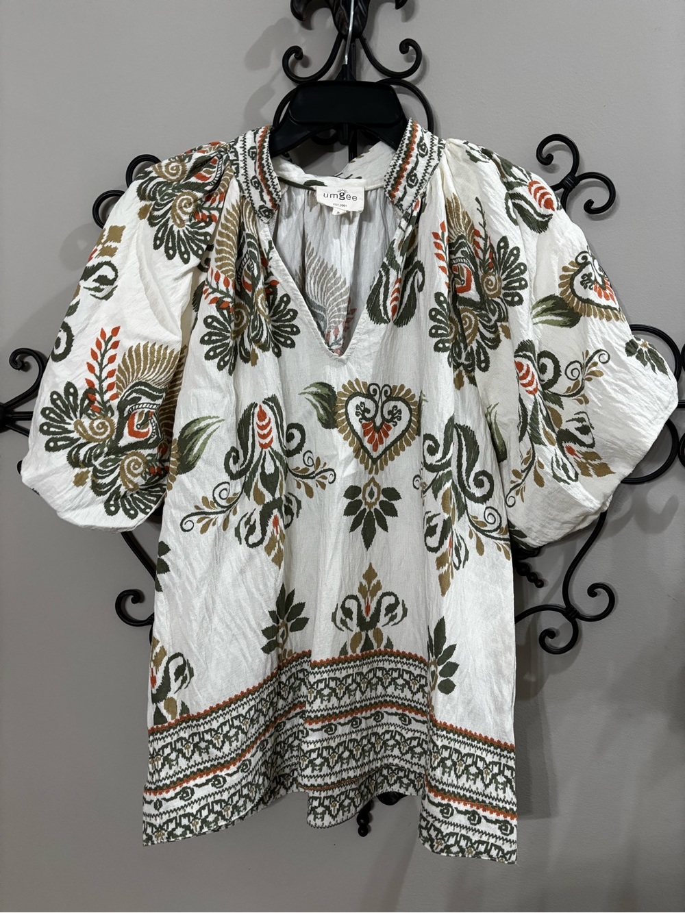 white Umgee V-neck popover blouse Size small